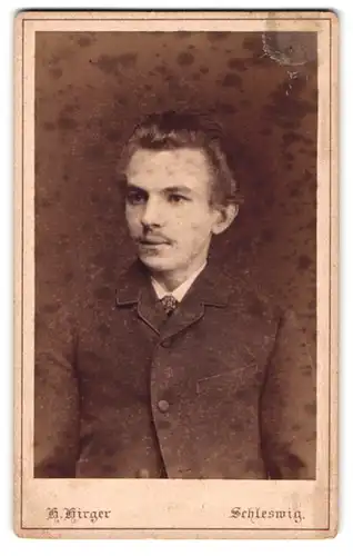 Fotografie H. Hirger, Schleswig, Am Damm 251a, Portrait junger Mann im eleganten Jackett