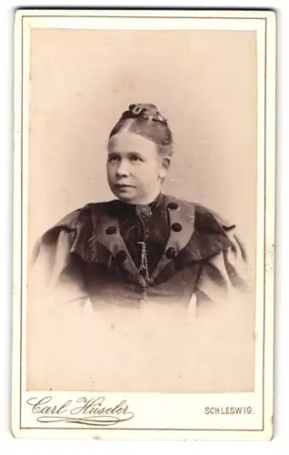 Fotografie Carl Hüseler, Schleswig, Stadtweg 147, Portrait einer elegant gekleideten Frau