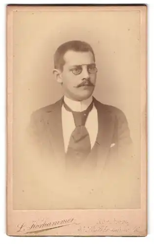 Fotografie L. Korhammer, Nürnberg, St. Johannisstr. 45, Portrait charmanter junger Mann mit Zwicker und Schnurrbart