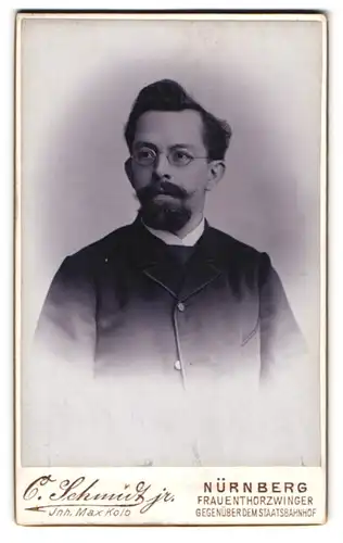 Fotografie C. Schmidt, Nürnberg, Frauenthorzwinger 8, Portrait stattlicher Mann mit Brille und Vollbart