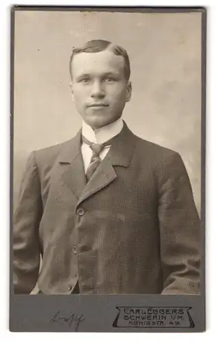 Fotografie Carl Eggers, Schwerin i. M., Königstr. 49, Portrait charmanter junger Mann mit Krawatte im Jackett