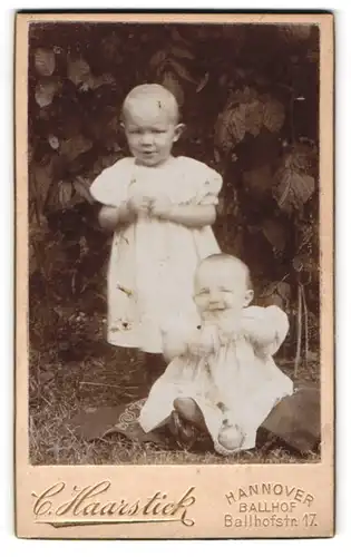 Fotografie C. Haarslick, Hannover, Ballhofstr. 17, Portrait zwei niedliche Kinder spielen im Garten