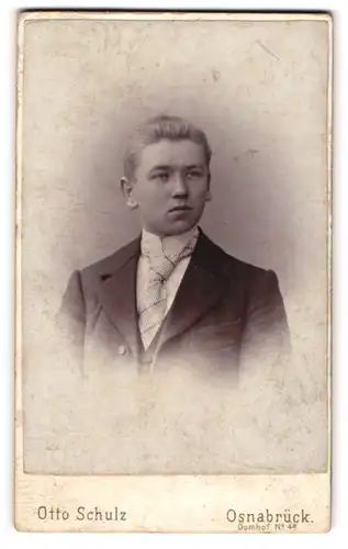 Fotografie Otto Schulz, Osnabrück, Domhof 4a, Portrait blonder Bube elegant in Krawatte und Jackett