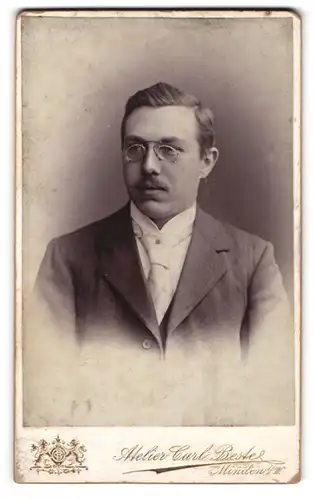 Fotografie Carl Beste, Minden i. W., Bäckerstr., Portrait junger Mann mit Zwicker im Jackett