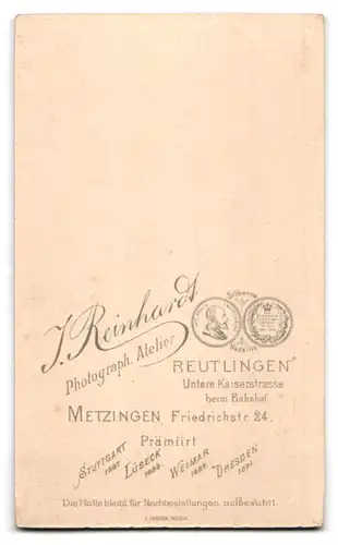 Fotografie J. Reinhardt, Reutlingen, Untere Kaiserstr., Portrait bildschönes Mädchen mit zwei Buben in hübscher Kleidung