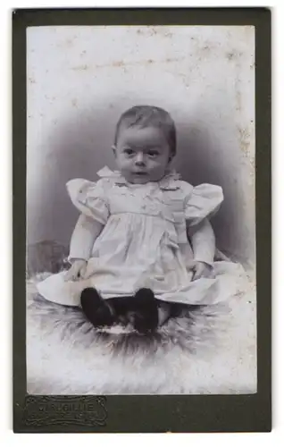 Fotografie Carl Gillig, Ehrenbreitstein, Portrait süsses Baby im weissen Kleidchen