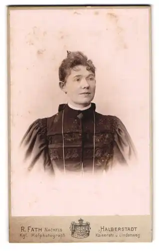 Fotografie R. Fath, Halberstadt, Kaiserstr., Portrait einer elegant gekleideten Frau