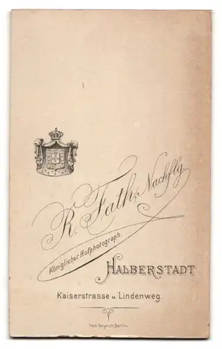 Fotografie R. Fath, Halberstadt, Kaiserstr., Portrait einer elegant gekleideten Frau