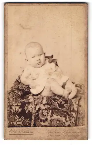 Fotografie Otto Kamm, Hannover-Linden, Deisterstr. 2, Portrait süsses Baby im Hemdchen auf einer Decke liegend