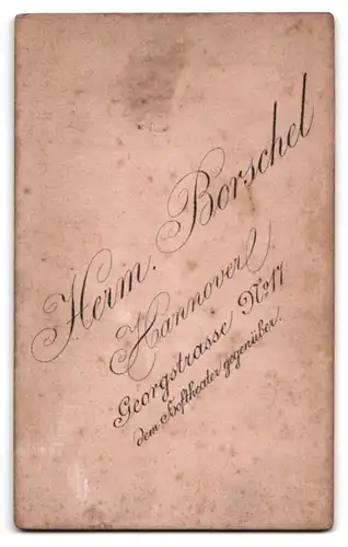 Fotografie H. Borschel, Hannover, Georgstr. 17, Portrait dunkelhaarige Schönheit im prachtvollen Kleid