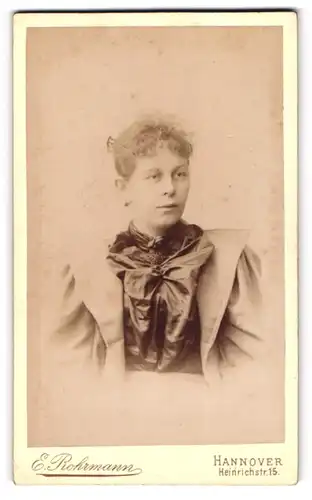 Fotografie E. Rohrmann, Hannover, Heinrichstr. 15, Portrait schöne junge Frau mit grosser Schleife am Blusenkragen