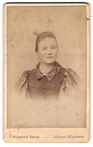 Fotografie F. Wunder Sohn, Hannover, Königstr. 52, Portrait charmant blickende junge Frau in karierter Bluse
