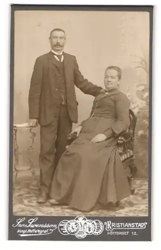 Fotografie Sw. Swenddon, Kristianstad, Köttorget 12, Portrait eines elegant gekleideten Paares