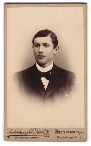 Fotografie C. Steinl, Fürstenwalde a. Spree, Münchebergerstr. 9, Portrait dunkelhaariger junger Mann im Jackett