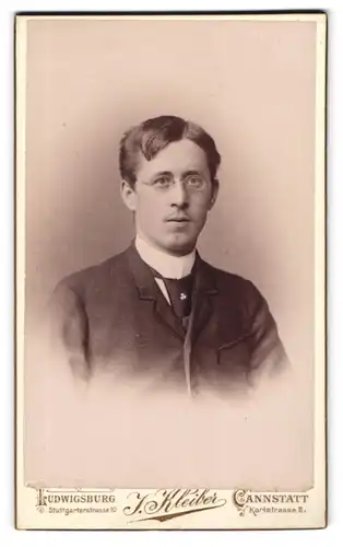 Fotografie J. Kleiber, Cannstatt, Karlstr. 8, Portrait junger Mann mit Brille im Jackett