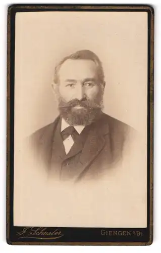 Fotografie J. Schuster, Giengen a. Br., Portrait stattlicher Herr mit Vollbart