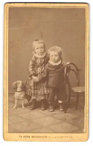 Fotografie Th. Höhn, Heidenheim a. Br., süsses Kinderpaar mit Spielzeug