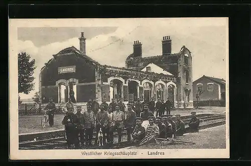 AK Landres, Soldaten vor dem Bahnhof