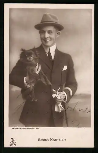 AK Schauspieler Bruno Kastner im Anzug mit Hut und Hund im Arm