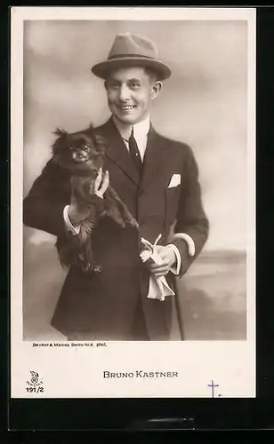 AK Schauspieler Bruno Kastner im Anzug mit Hut und Hund im Arm