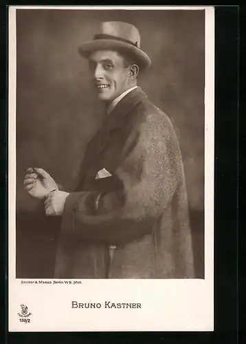 AK Schauspieler Bruno Kastner im Mantel mit Hut porträtiert