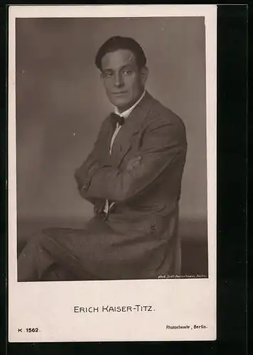 AK Schauspieler Erich Kaiser-Titz im Anzug nachdenklich mit verschränkten Armen