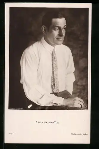 AK Schauspieler Erich Kaiser-Titz im Hemd rauchend auf einem Stuhl sitzend