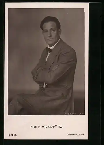 AK Schauspieler Erich Kaiser-Titz im Anzug mit verschränkten Armen seitlich schauend