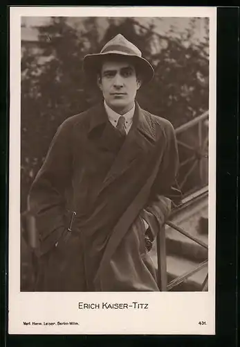AK Schauspieler Erich Kaiser-Titz im Mantel mit Hut an einem Geländer stehend