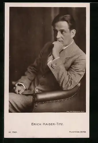 AK Schauspieler Erich Kaiser-Titz nachdenklich in einem Sessel sitzend