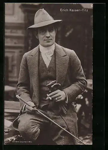 AK Schauspieler Erich Kaiser-Titz rauchend im Kostüm einer Bühnenrolle