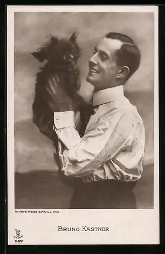 AK Schauspieler Bruno Kastner lächelnd mit einem Hund auf den Armen