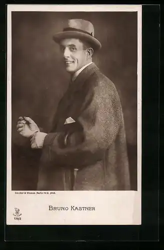 AK Schauspieler Bruno Kastner im Mantel mit Hut in die Kamera lächelnd