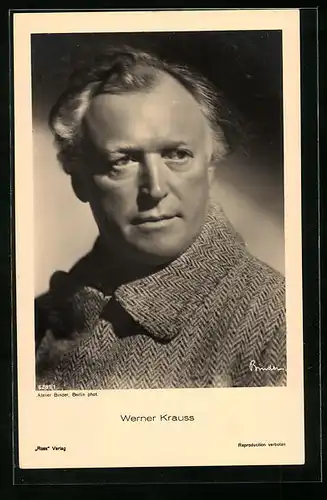 AK Schauspieler Werner Krauss im Mantel mit ernsten Blick porträtiert