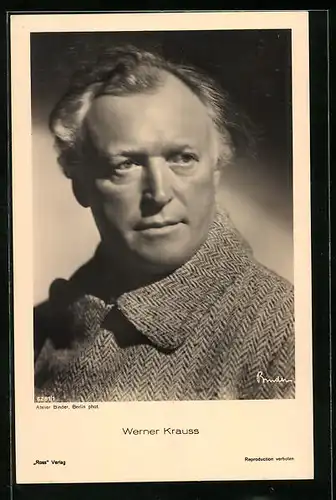 AK Schauspieler Werner Krauss im Mantel mit ernsten Blick porträtiert
