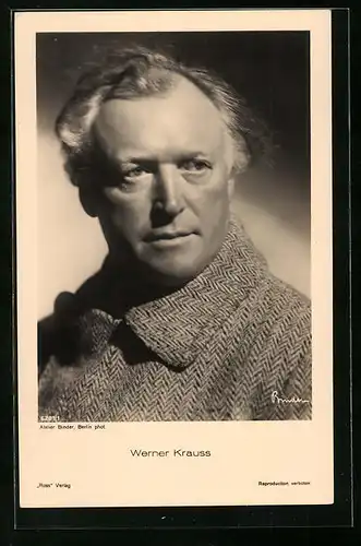 AK Schauspieler Werner Krauss im Mantel mit ernsten Blick porträtiert