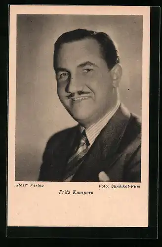 AK Schauspieler Fritz Kampers im Anzug in die Kamera lächelnd