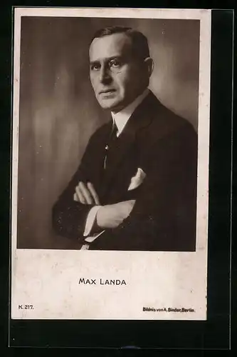 AK Schauspieler Max Landa im Anzug mit Monokel und verschränkten Armen