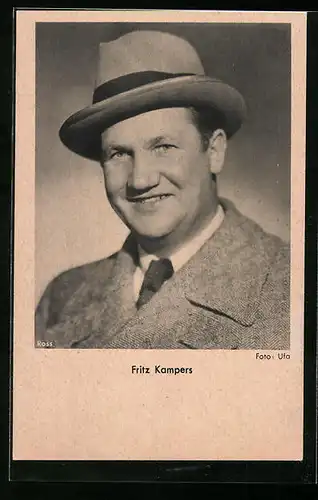 AK Schauspieler Fritz Kampers im Mantel mit Hut lächelnd porträtiert