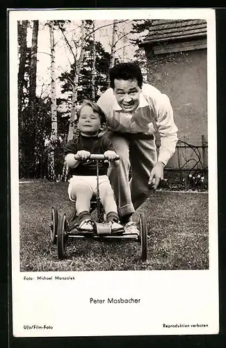 AK Schauspieler Peter Mosbacher mit seinem Sohn Manuel im Garten seines Hauses in Berlin-Zehlendorf