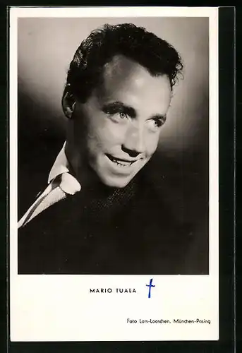 AK Schauspieler Mario Tuala im Anzug zur Seite lächelnd