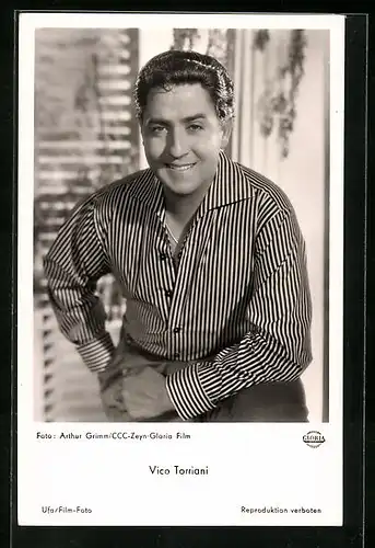 AK Schauspieler Vico Torriani lächelnd in einer Filmszene