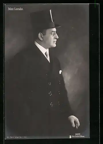 AK Schauspieler Max Landa im Mantel mit Zylinder und Monokel porträtiert