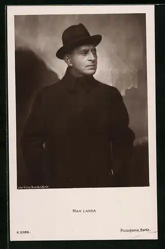 AK Schauspieler Max Landa im Mantel mit Hut und ernsten Blick