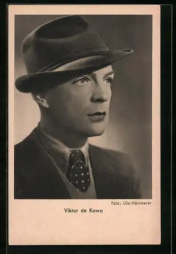 AK Schauspieler Viktor de Kowa im Anzug mit Hut porträtiert