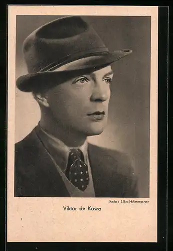 AK Schauspieler Viktor de Kowa im Anzug mit Hut ernst blickend