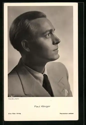 AK Schauspieler Paul Klinger im Anzug neugierig nach oben blickend