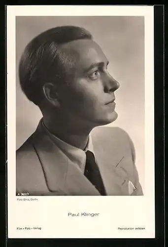 AK Schauspieler Paul Klinger im Anzug neugierig nach oben blickend