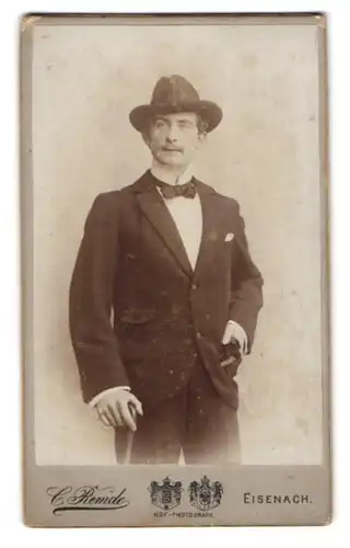 Fotografie C. Remde, Eisenach, Frauenberg 29, Portrait stattlicher junger Mann mit Hut und Flanierstock