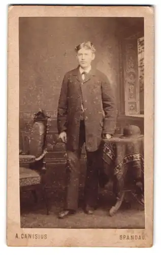Fotografie A. Canisius, Berlin-Spandau, Breite Str. 32, Portrait blonder junger Mann im Anzug